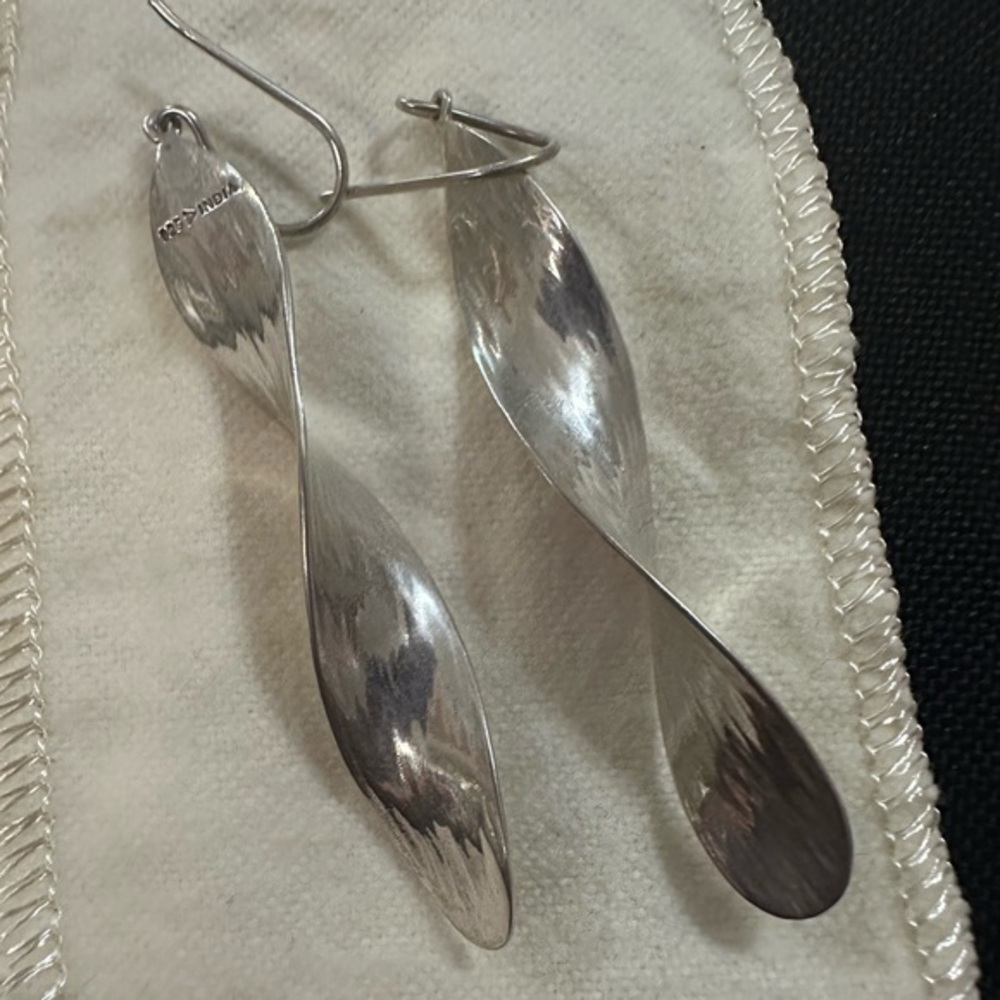 Rare retired Silpada sterling silver ribbon earrings